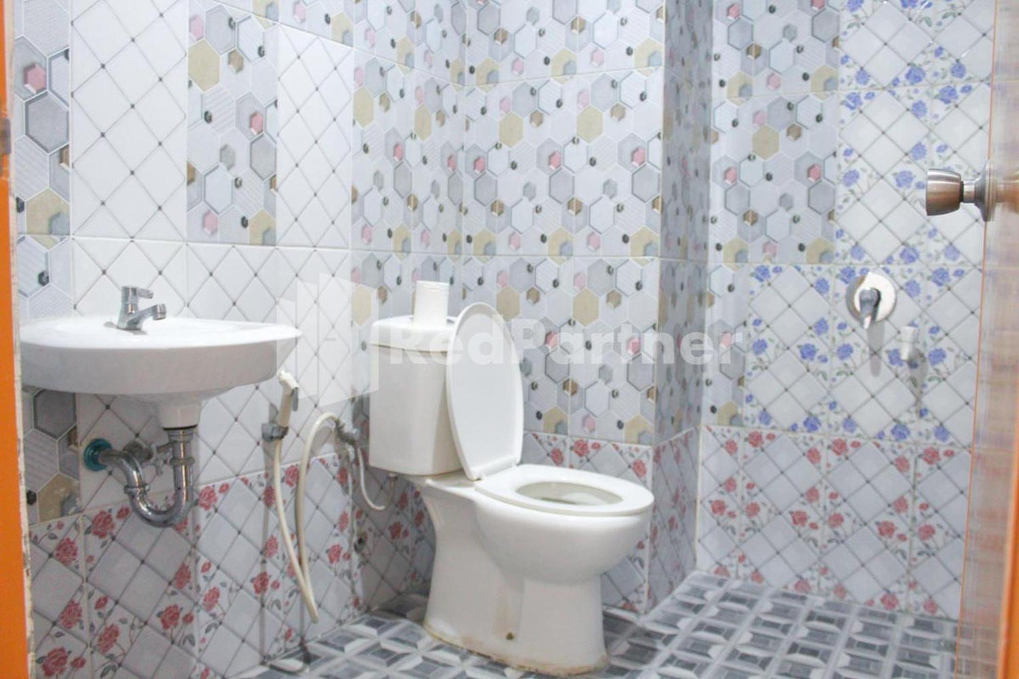 Brahma Hotel Mitra Reddoorz Jakarta Room photo